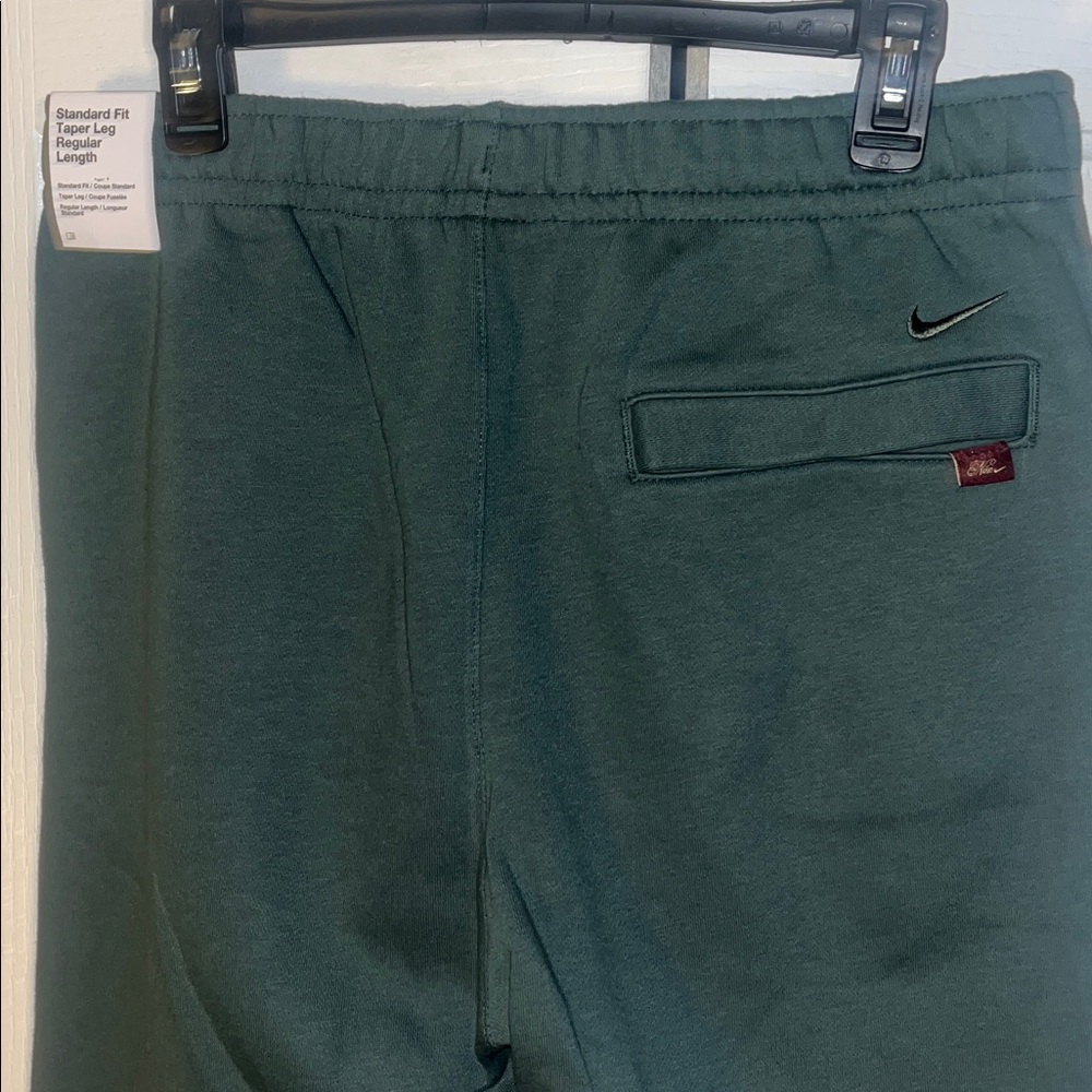 Nike standard fit medium taper leg Joggers with Gold Embroidery - Picture 6 of 7